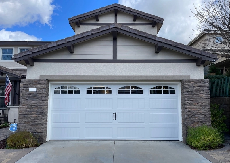 Clopay GD2LU Gallery Steel in White with Clear ARCH2 with Grilles Windows